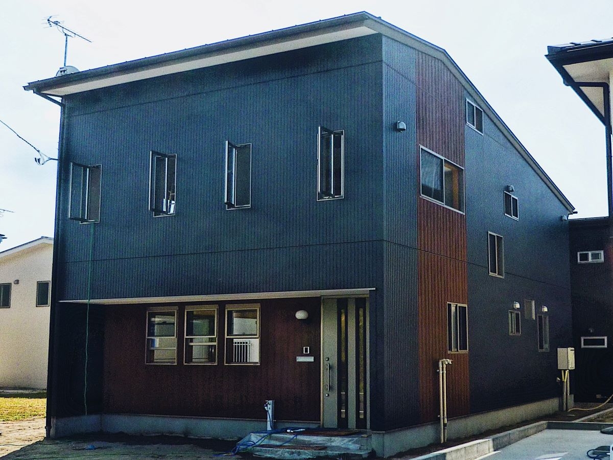 新潟市　工務店　外壁黒　注文住宅